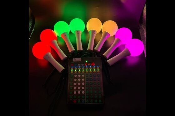 Controlador inalámbrico DMX que proporciona control inalámbrico para palos recargables de LED utilizados en conciertos y ensayos de varios días