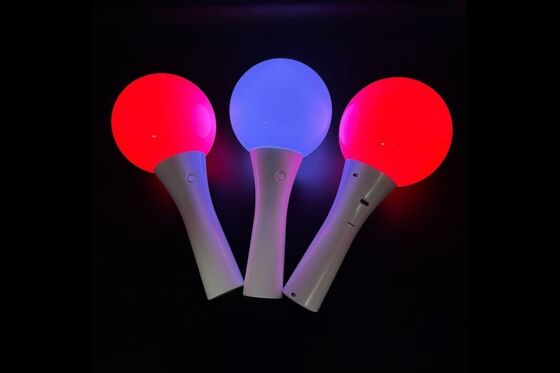 Controlador inalámbrico DMX que proporciona control inalámbrico para palos recargables de LED utilizados en conciertos y ensayos de varios días