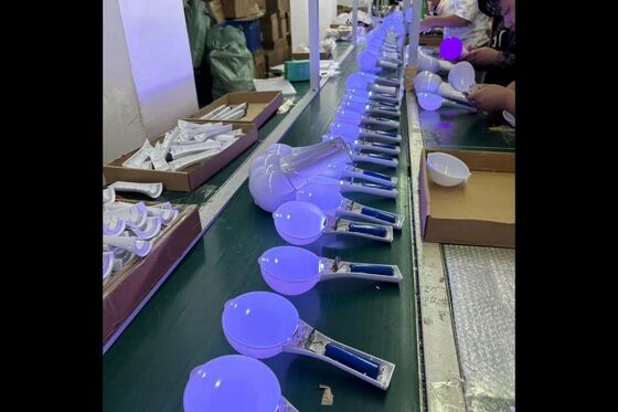 Controlador inalámbrico DMX que proporciona control inalámbrico para palos recargables de LED utilizados en conciertos y ensayos de varios días